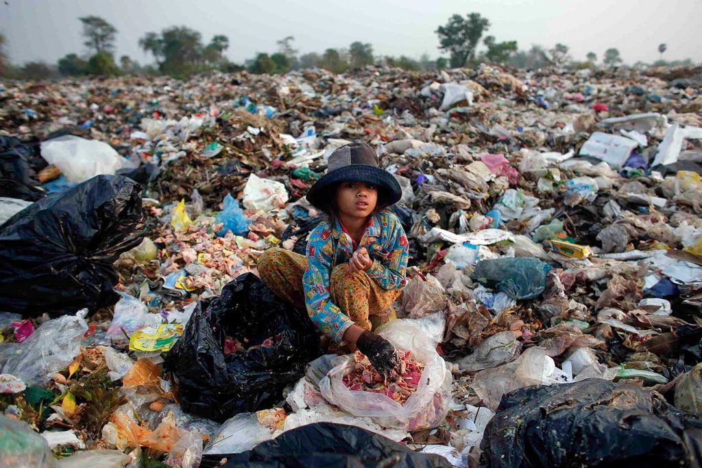 child living on dump manila